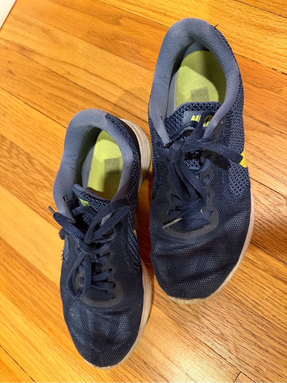 Nike Mens Size 6Navy Sneakers with Lime Insole